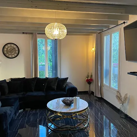 Villa Avec Maxi Jacuzzi à Côté De Maison Des Examens Arcueil